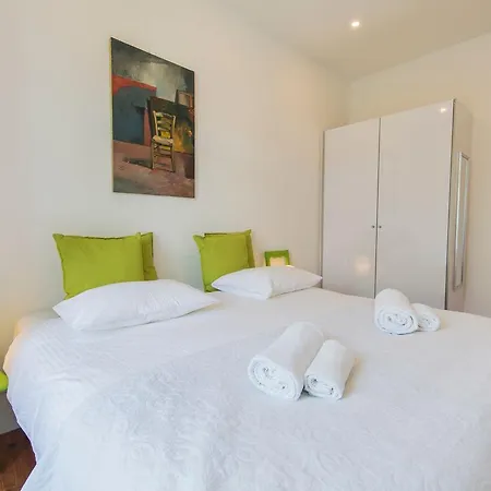 Lovelystay - Comfortable With River Views Apartment